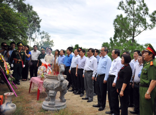 Chủ tịch Ủy ban Trung ương MTTQ Việt Nam cùng đoàn công tác hát vang Quốc ca, tưởng nhớ Đại tướng Võ Nguyên Giáp.